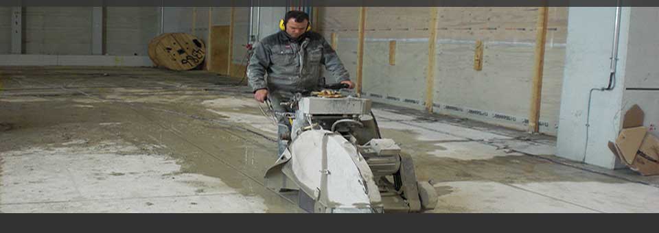 Fugenschneiden um einen Hallenboden zu entfernen